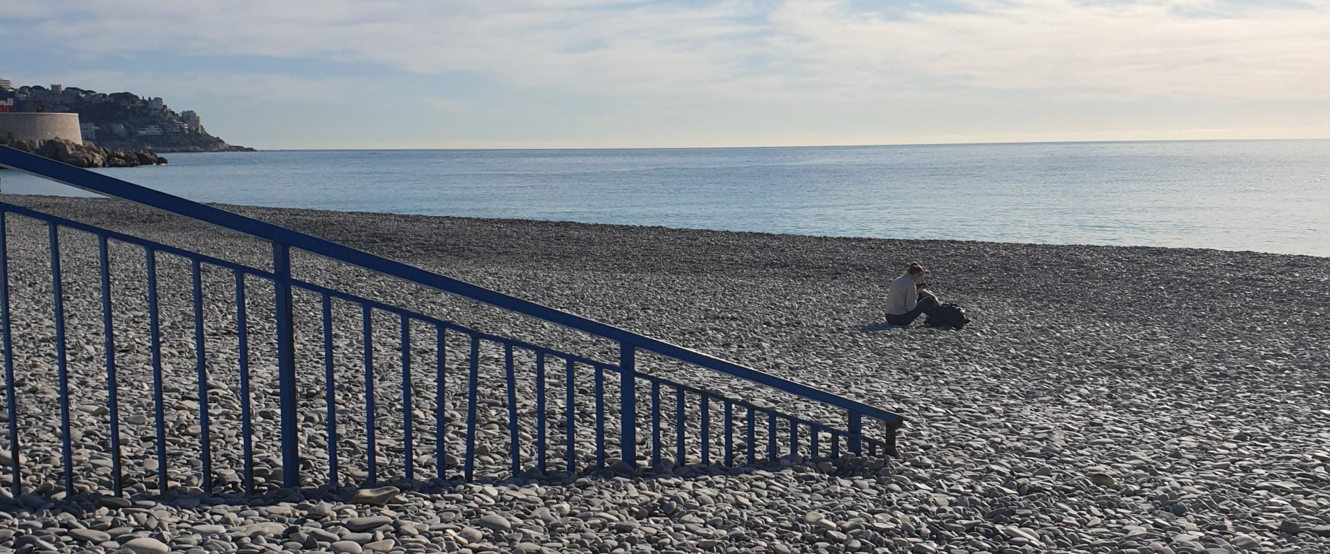 Wetter Nizza: Mit Steinen bedecktes Strandgeländer nach mediterraner Episode