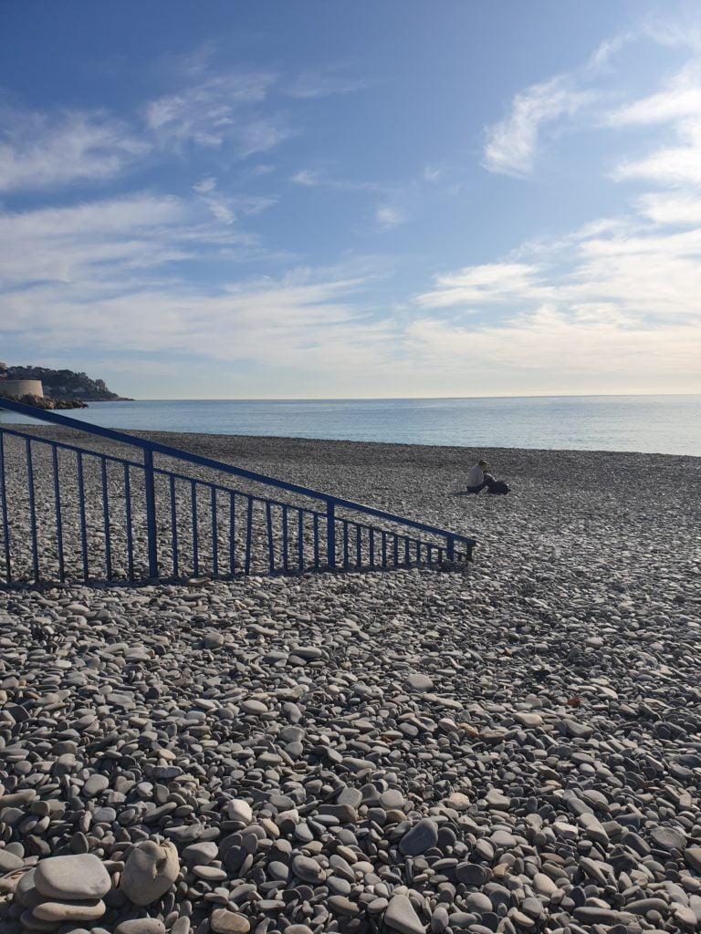 Wetter Nizza: Mit Steinen bedecktes Strandgeländer nach mediterraner Episode