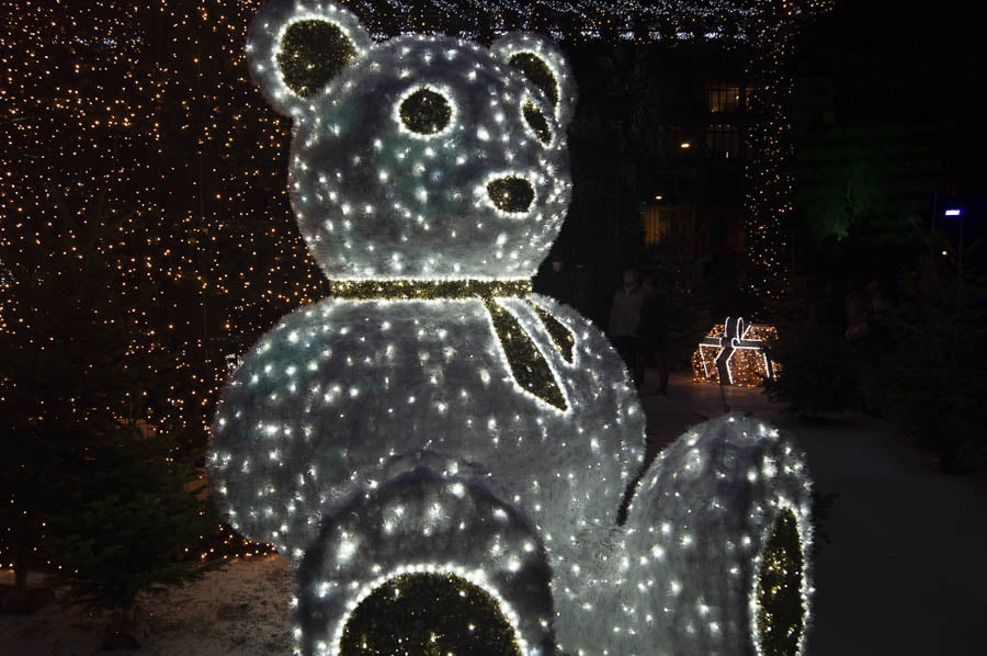 ein leuchtender Bär zu Weihnachten in Nizza