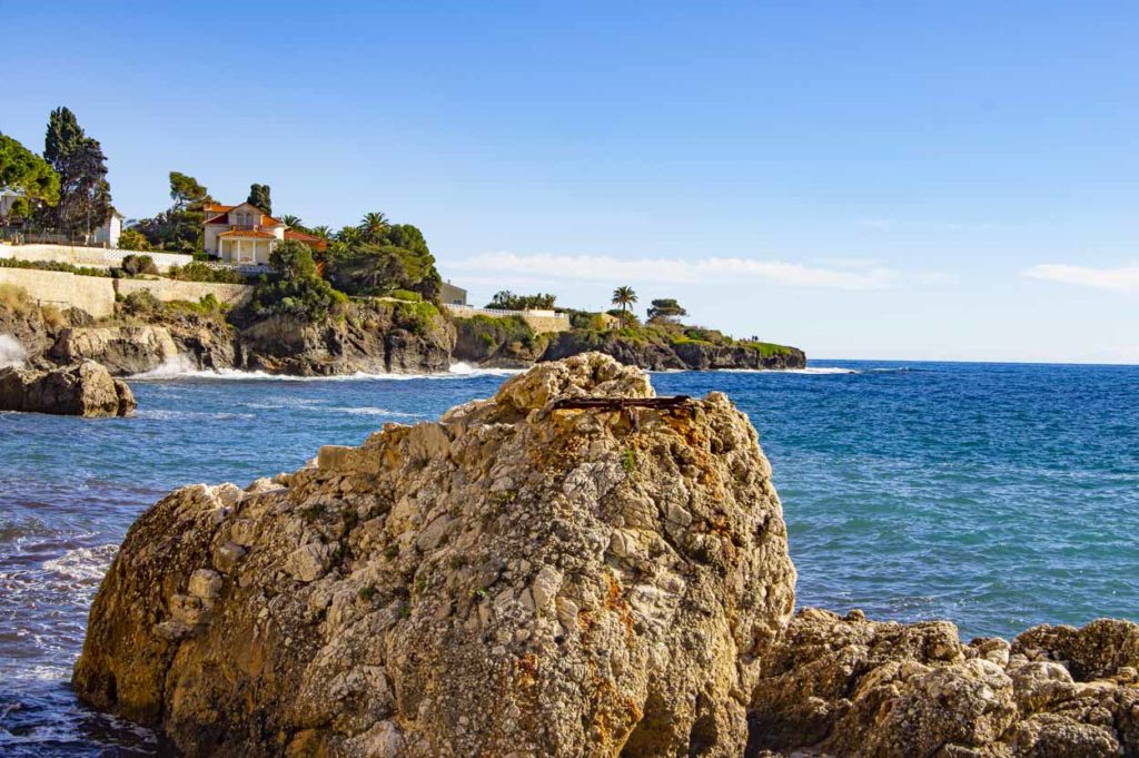 Cap d'Ail mit Felsen im Vordergrund bei wunderbarem Côte d Azur Wetter