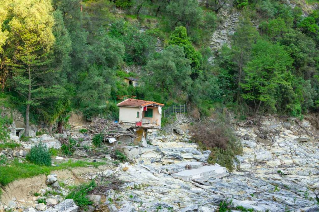 Von Un Wetter an der Côte d'Azur zerstörtes Haus