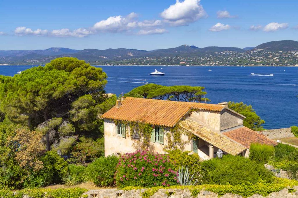 Bucht von Saint Tropez bei wunderbarem Côte d'Azur Wetter