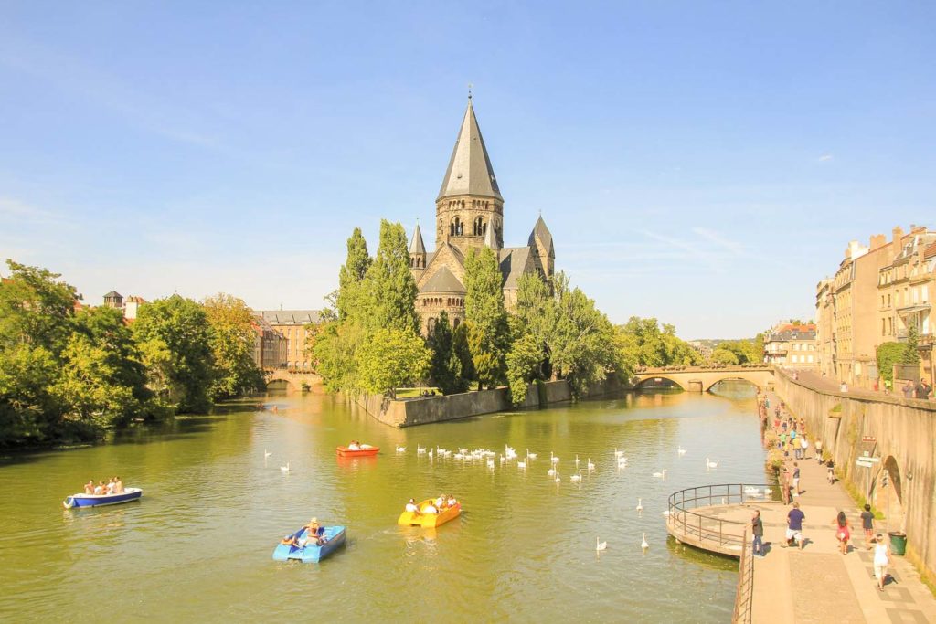 Fluss und Kirche in Metz