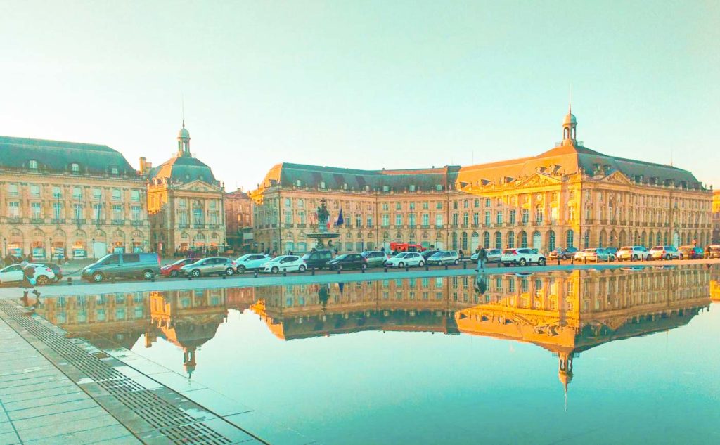 Hausfassade, die sich im Wasser spiegelt