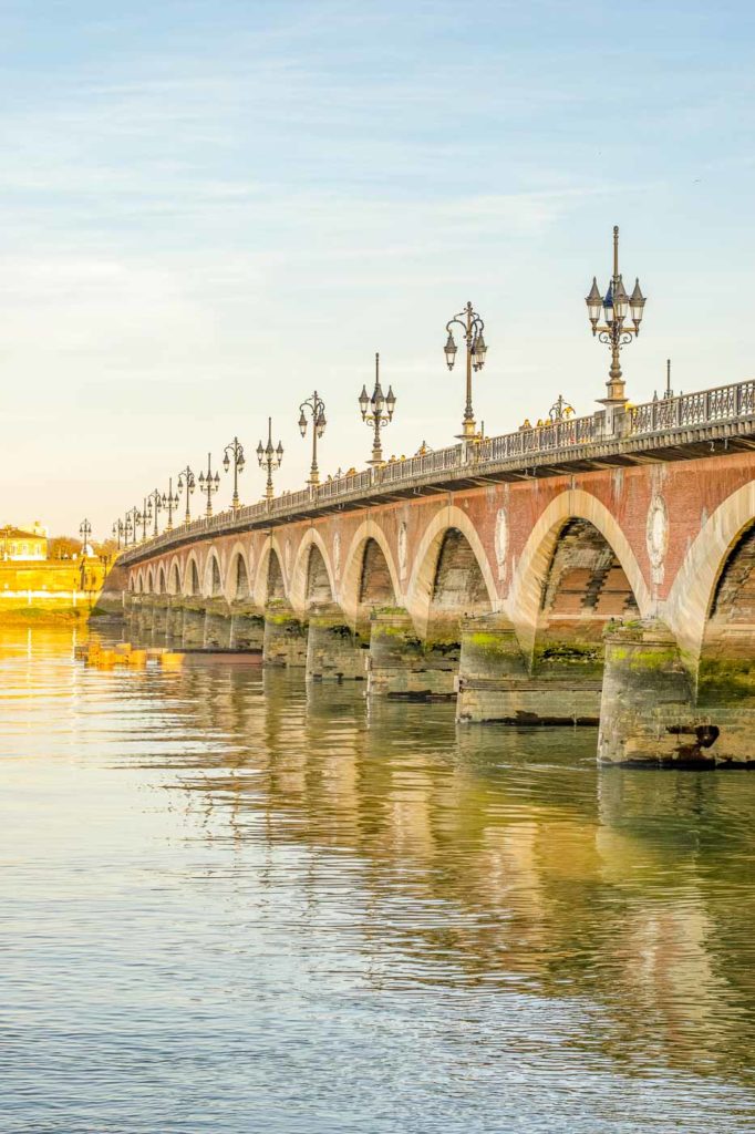 Frankreichs schönste Orte: Brücke in Bordeaux