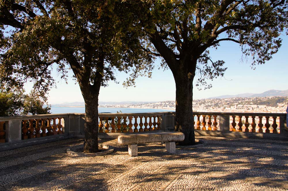 Terrasse Friedrich Nietzsche mit Bäumen auf dem Schlosberg Nizza