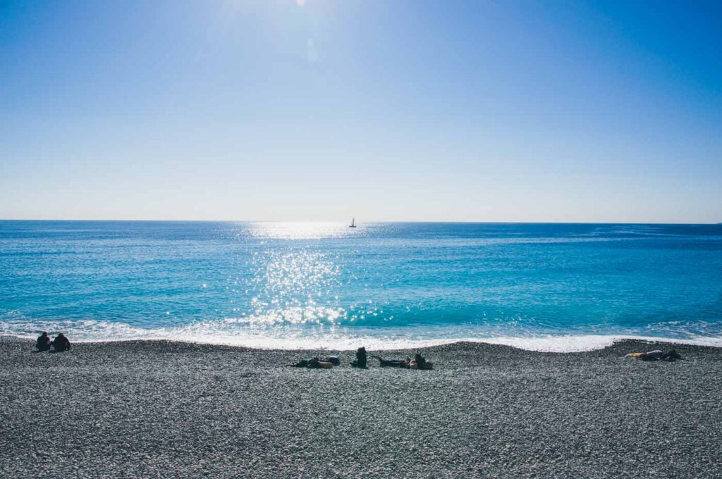 Strand bei niedriger Wassertemperatur Nizza