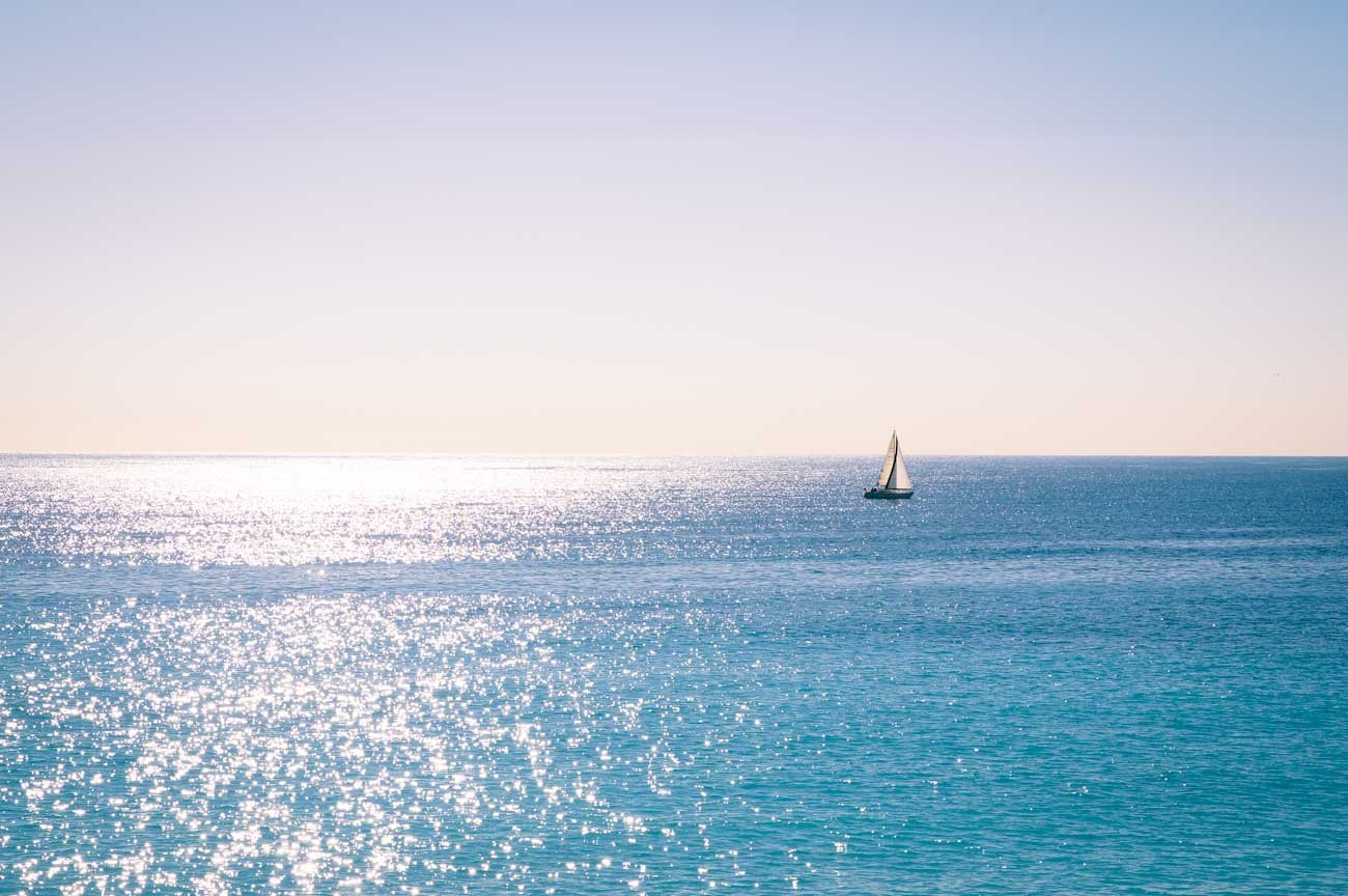 Boot im klitzernden Mittelmeer bei wunderbarem Côte d'Azur Wetter