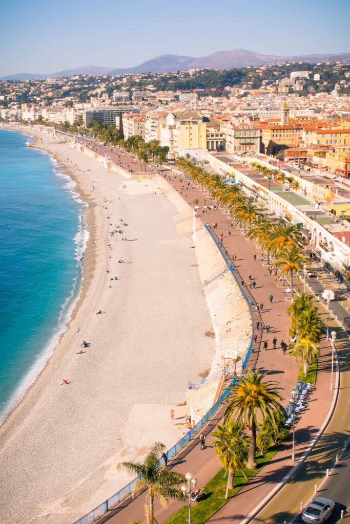 Blick von oben auf Altstadt Nizza Sehenswürdigkeiten, Strandpromenade und Meer