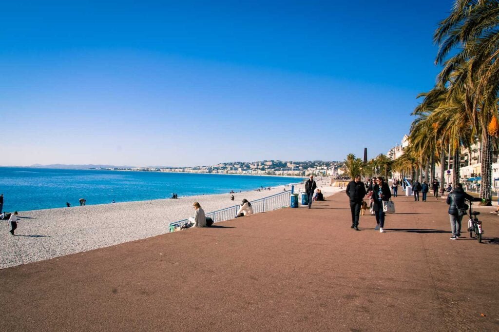 Nizza Strand und Strandpromenade mit Spaziergängern und Sonnenhungrigen