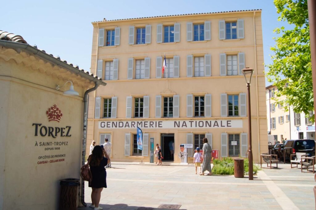 Das Gendarmerie- und Kino-Museum befindet sich in der ehemaligen Gendarmerie von Saint-Tropez, einem schmucklosen Gebäude