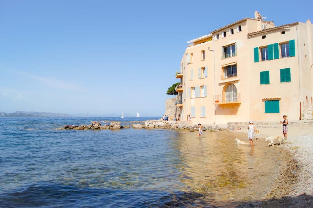Stadtstrand von Saint-Tropez in einer kleinen Bucht, die von leuchtenden Häusern gerahmt wird