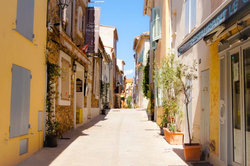 schmale Gasse mit gelben Häusern in der Altstadt von Saint-Tropez
