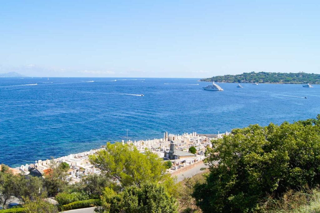 Vogelperspektive auf den Seefriedhof, eine von St Tropez Sehenswürdigkeiten