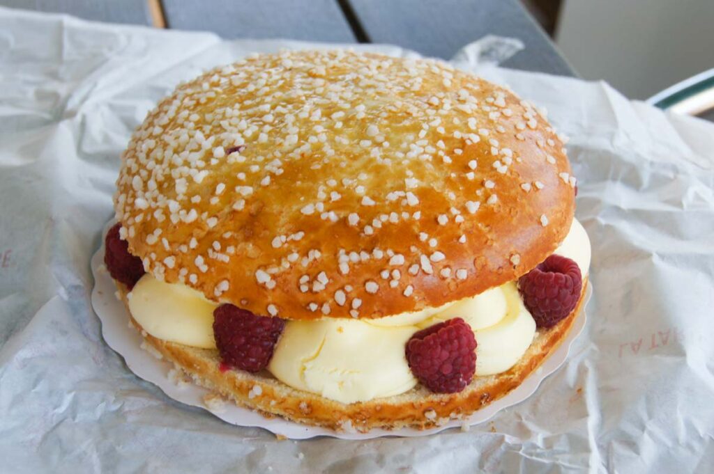 Mit Himbeeren verzierte Tarte Tropézienne