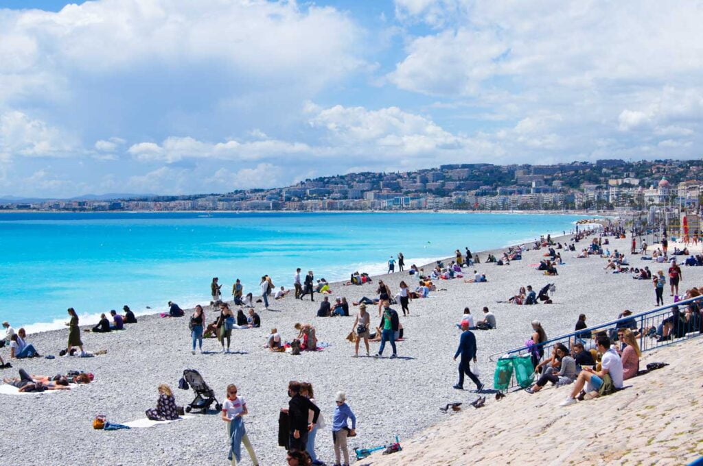 Nizza Strand mit Menschen übersät