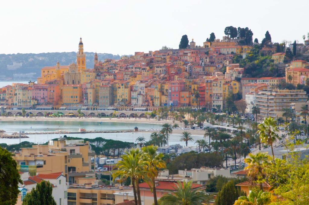 Die bunten Häuser von Menton-Altstadt aus der Ferne