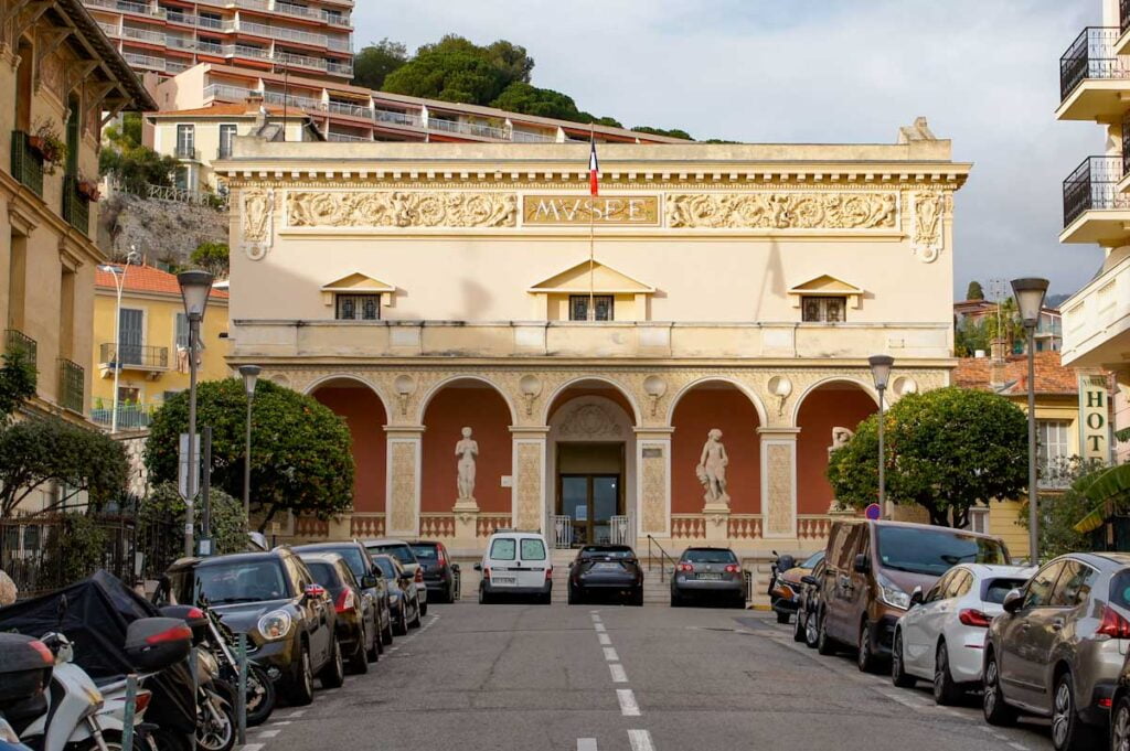 Bezaubernde Fassade des Museums mit Rundbögen und Statuen