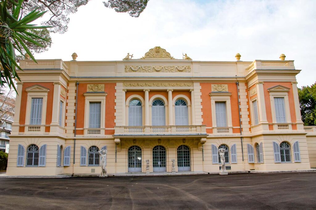 Herrschaftliche rot-weiße Fassade des Palais.