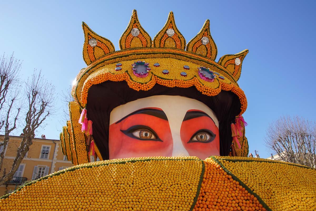 asiatisch aussehende Frauenfigur aus Zitrusfrüchten auf dem Zitronenfest in Menton
