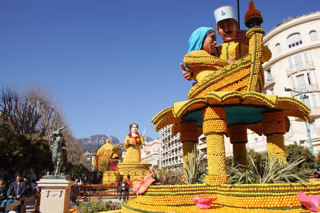 Riesige Figuren aus Zitronen in einem Park