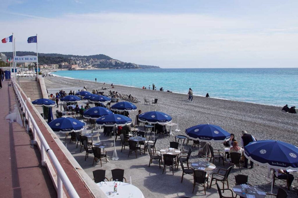 Beach Club Nizza vor türkisblauem Mittelmeer von oben