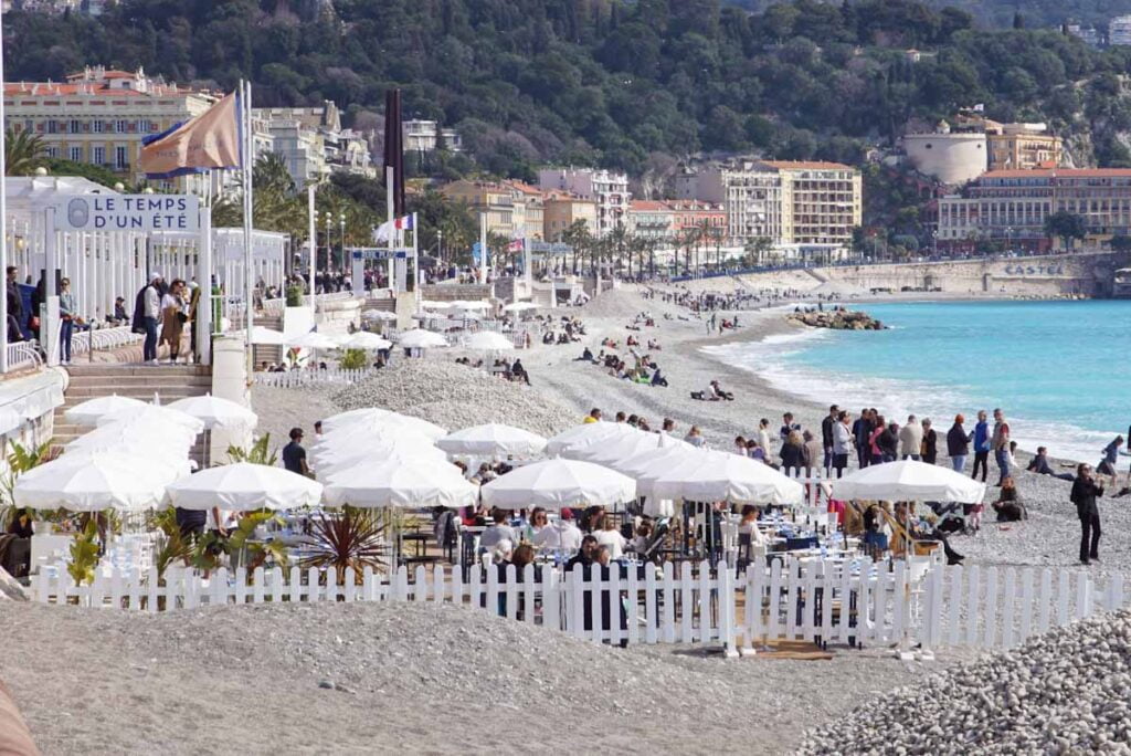 Strand mit Strandbar in Nizza