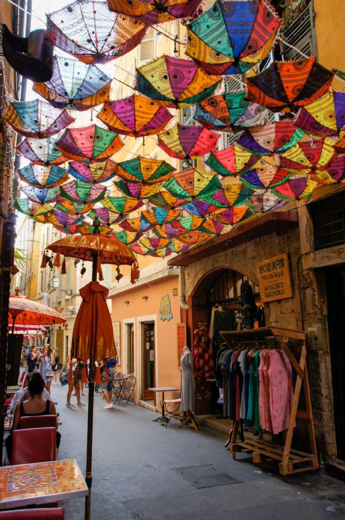 Bunte Schirme über einer schmalen Gasse in der Altstadt Nizza