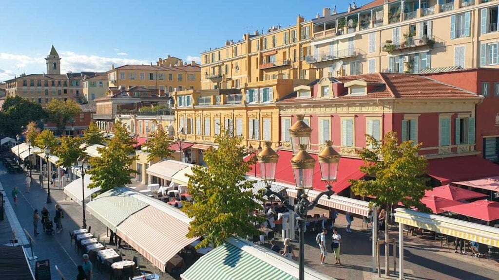 Die bunten Häuserfassaden gehören zu den Sehenswürdigkeiten in Nizza