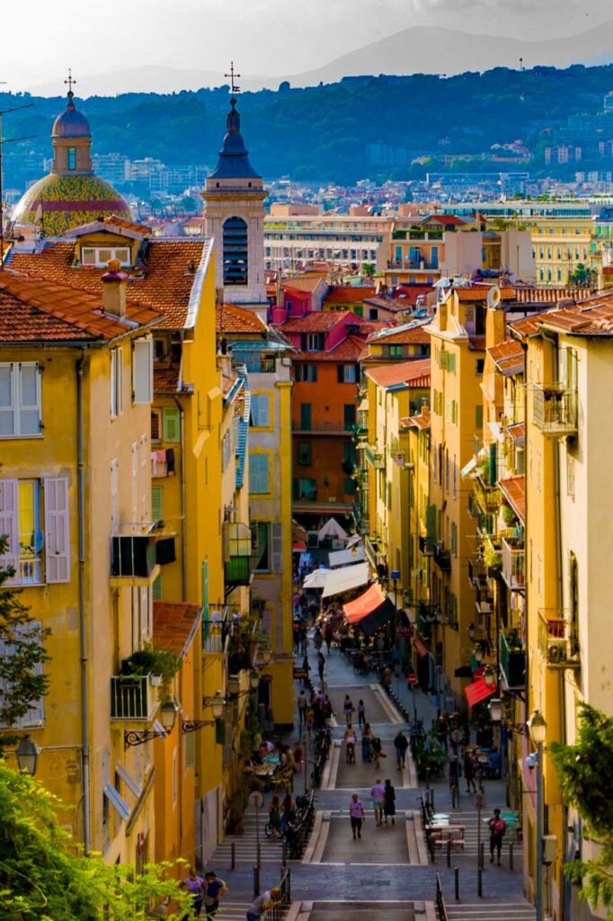 Blick auf pastellfarbene Altstadt Nizza