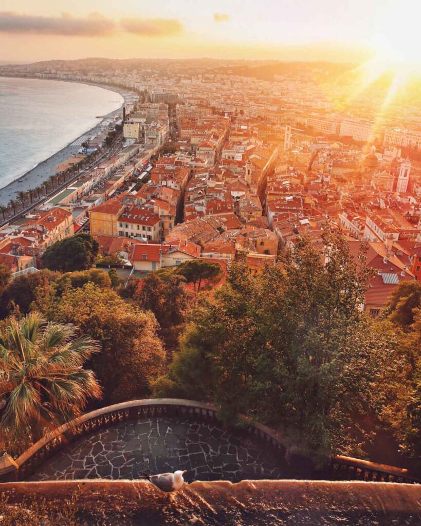 Die schönsten Nizza Sehenswürdigkeiten: Promenade des Anglais, Altstadt vom Colline du Château gesehen