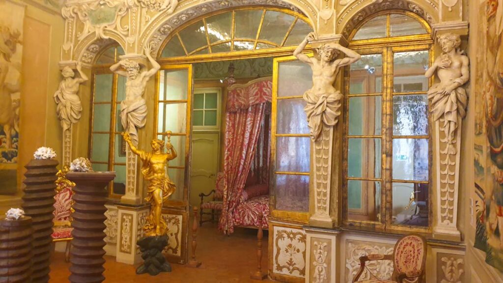 Das prunkvolle Schlafzimmer im Palais Lascaris ist eine Top Nizza Sehenswürdigkeit