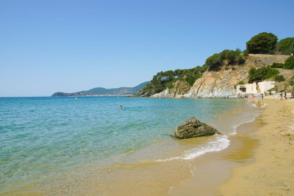 Strand mit türkisblauem Wasser