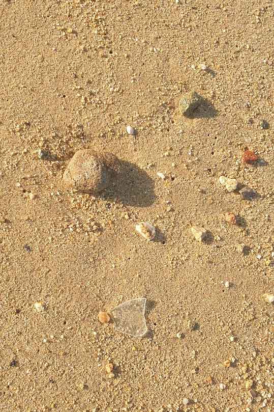 Glasscherben auf dem Strand in Saint-Tropez