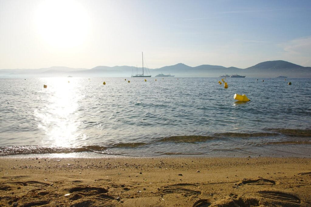 Saint-Tropez Strände: Mittelmeer, Yachten und Berge