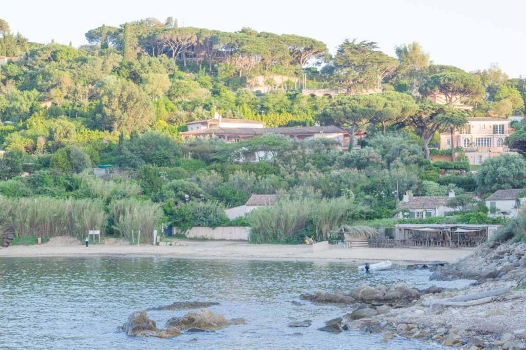 Kleiner Saint-Tropez Strand in Bucht vor Hügel mit wilder Vegetation