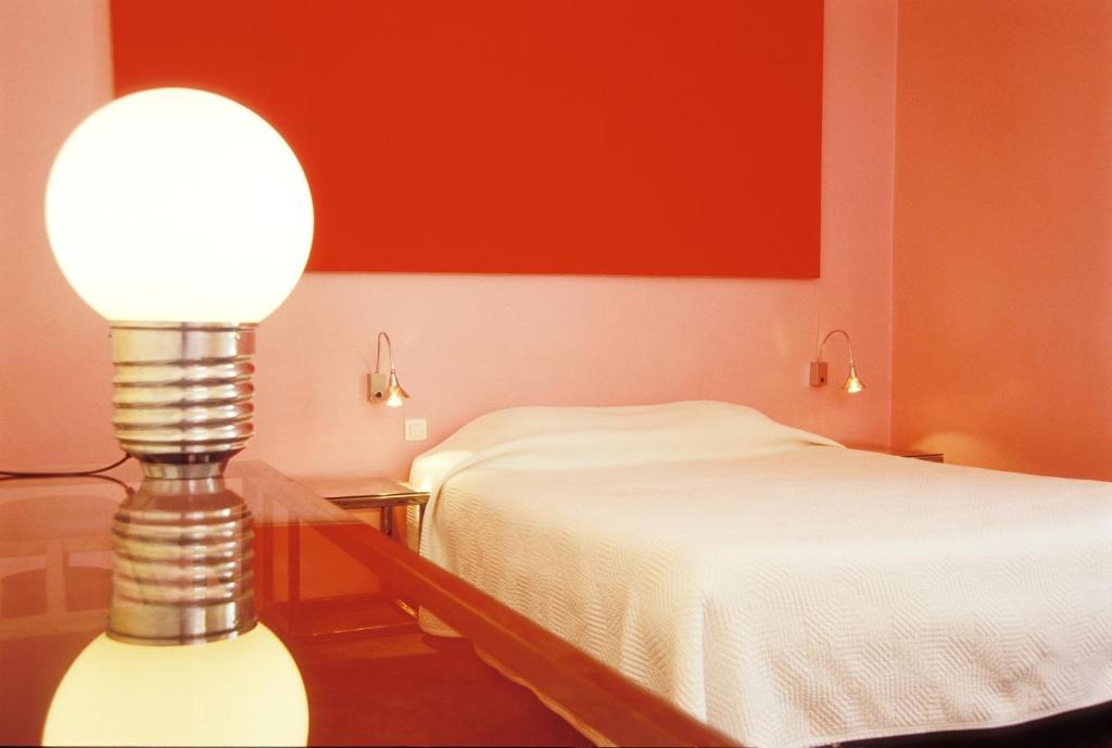 In rot gehaltenes Zimmer im Windsor Jungle Art, einem der besten 4-Sterne-Hotels Nizza