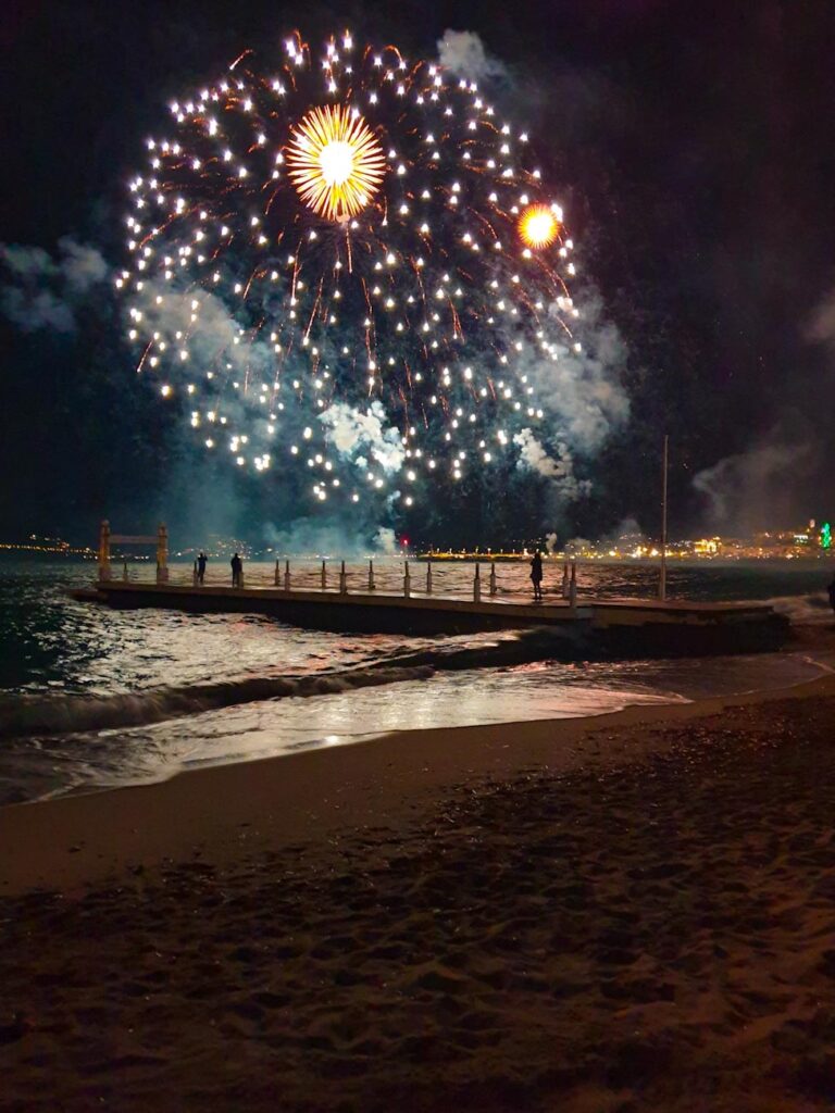 Feuerwerk ist ein Highlight in einem Urlaub an der Côte d'Azur mit Kindern