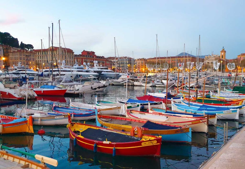 Die bunten Boote am Hafen von Nizza gehören zu den Sehenswürdigkeiten in Nizza